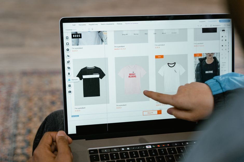 Lernende arbeiten gemeinsam an einer Webdesign-Aufgabe